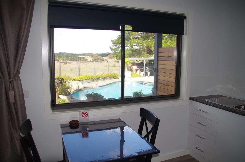 The View On Grossmans Motel Torquay Room photo