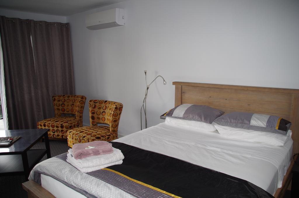 The View On Grossmans Motel Torquay Room photo