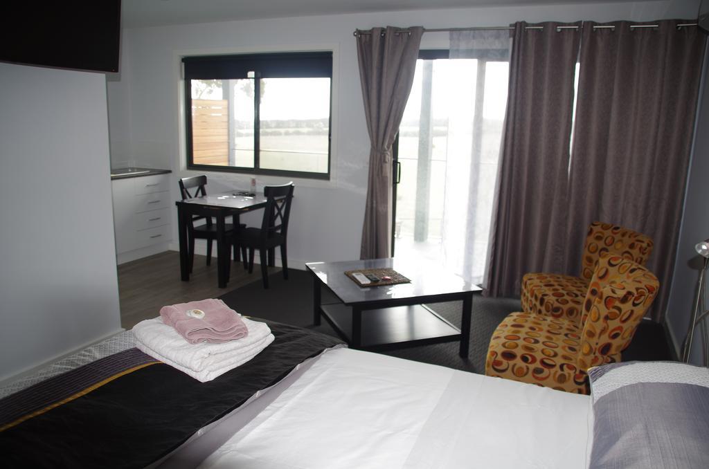 The View On Grossmans Motel Torquay Room photo